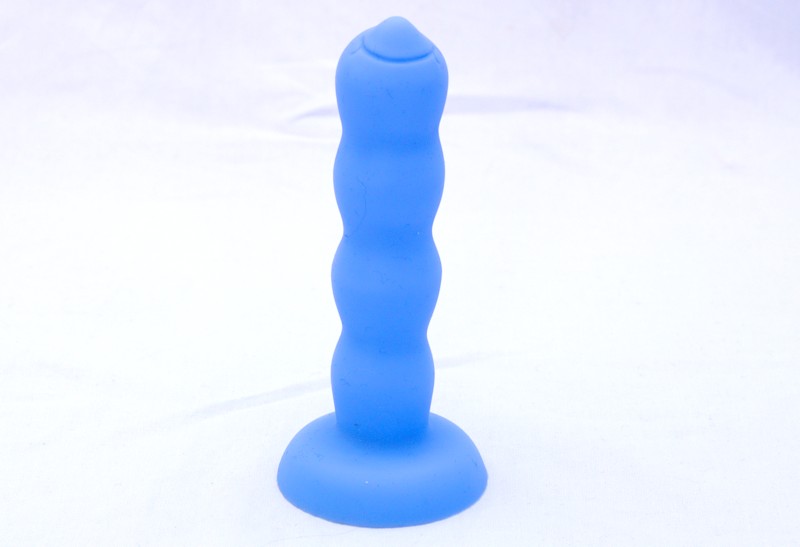 Dildo Test - Blauer Dildo mit Standfuß